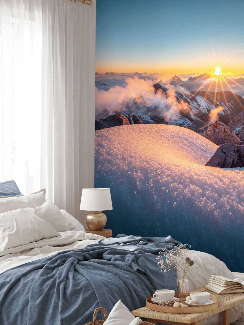 Soleil d'or sur les sommets des montagnes
