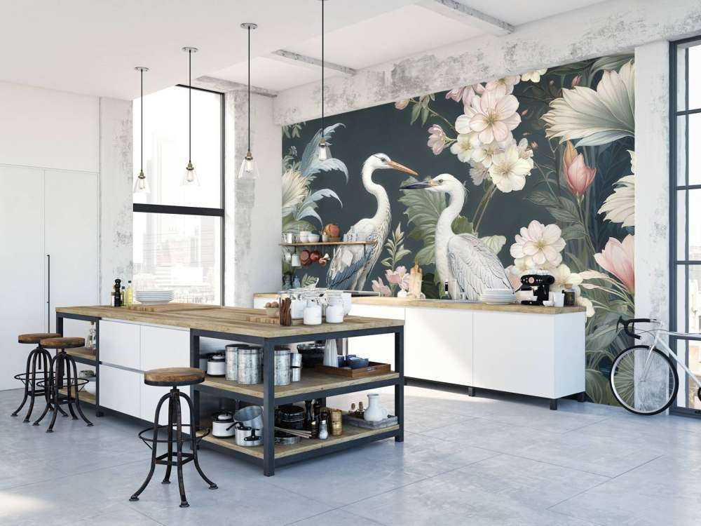 Hérons blancs entre des fleurs douces