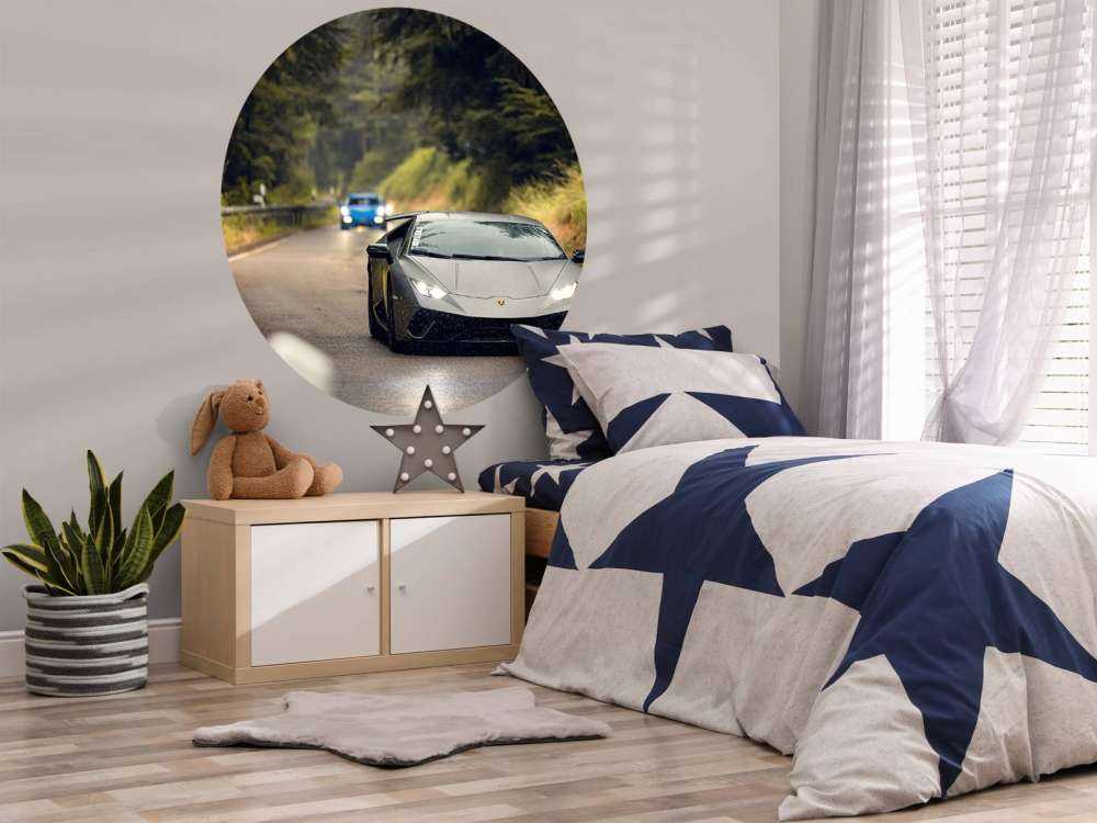 Lamborghini gris mat dans la nature