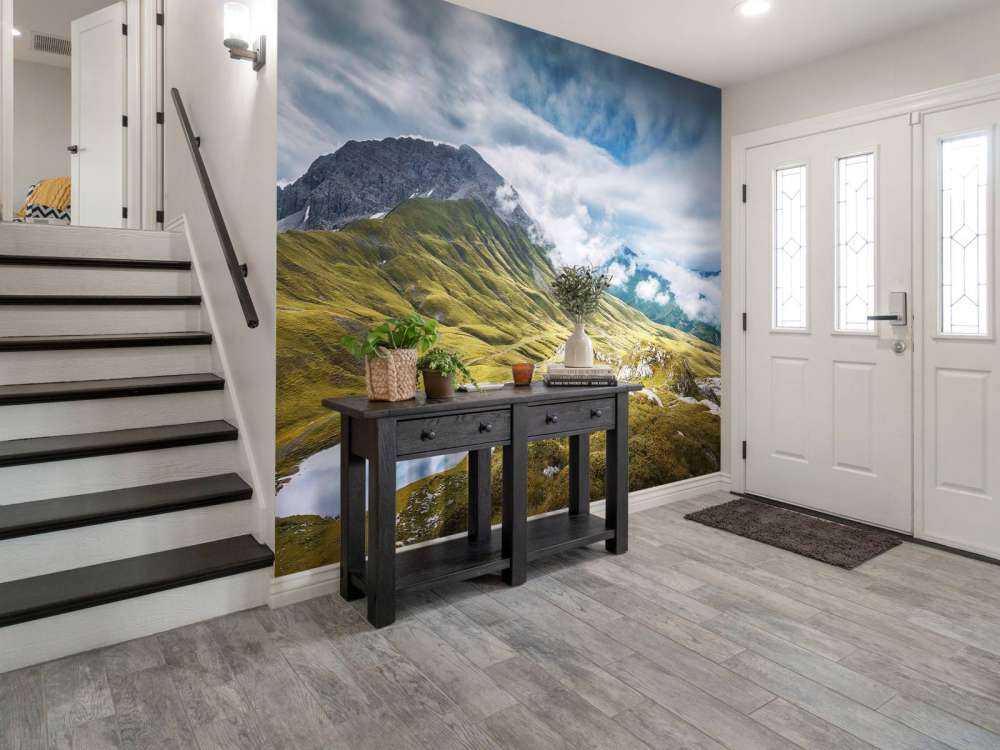 Paysage de montagne avec des nuages et un lac de montagne