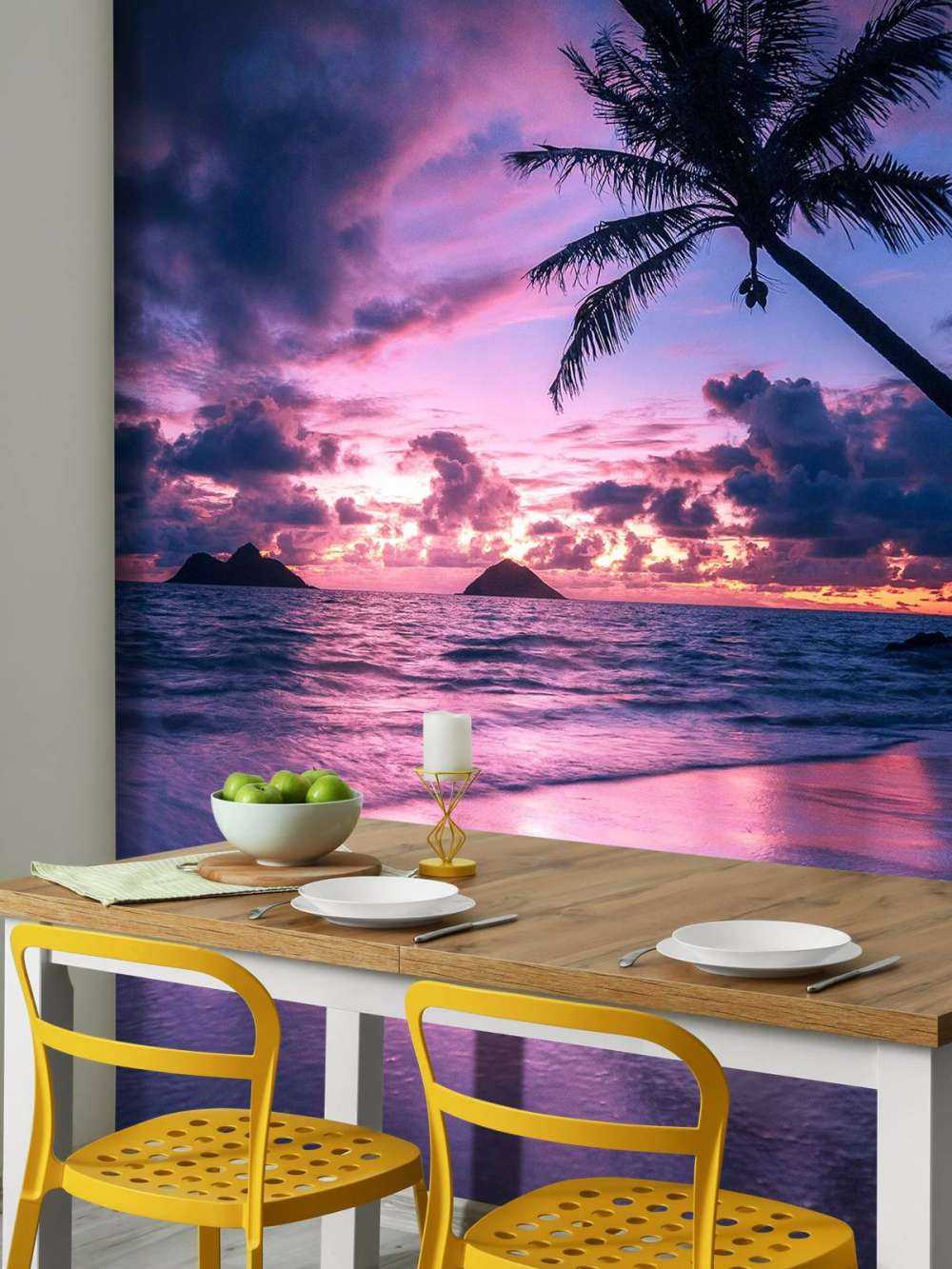 Plage de palmiers au coucher du soleil violet