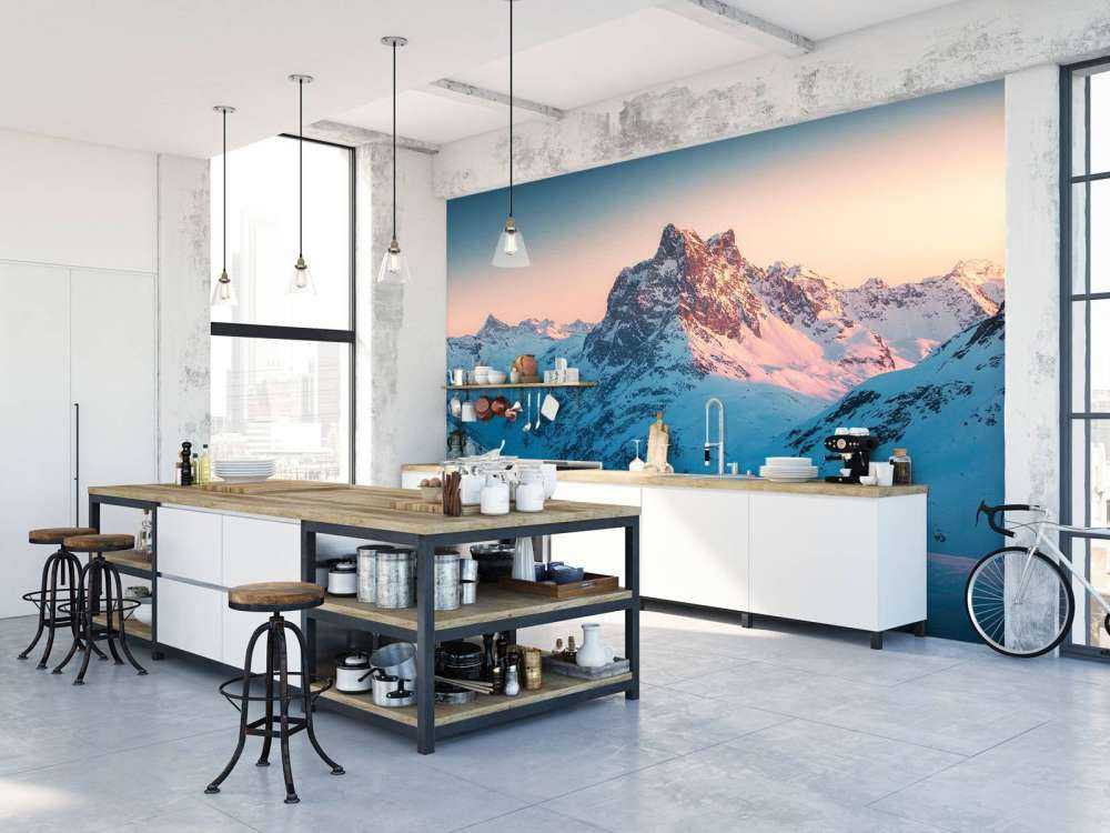 Lumière du soir sur la vallée de montagne