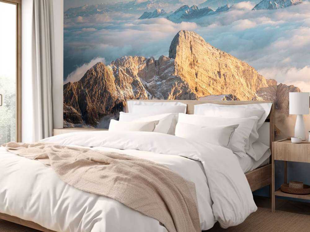 Sommet enneigé dans la lueur du matin