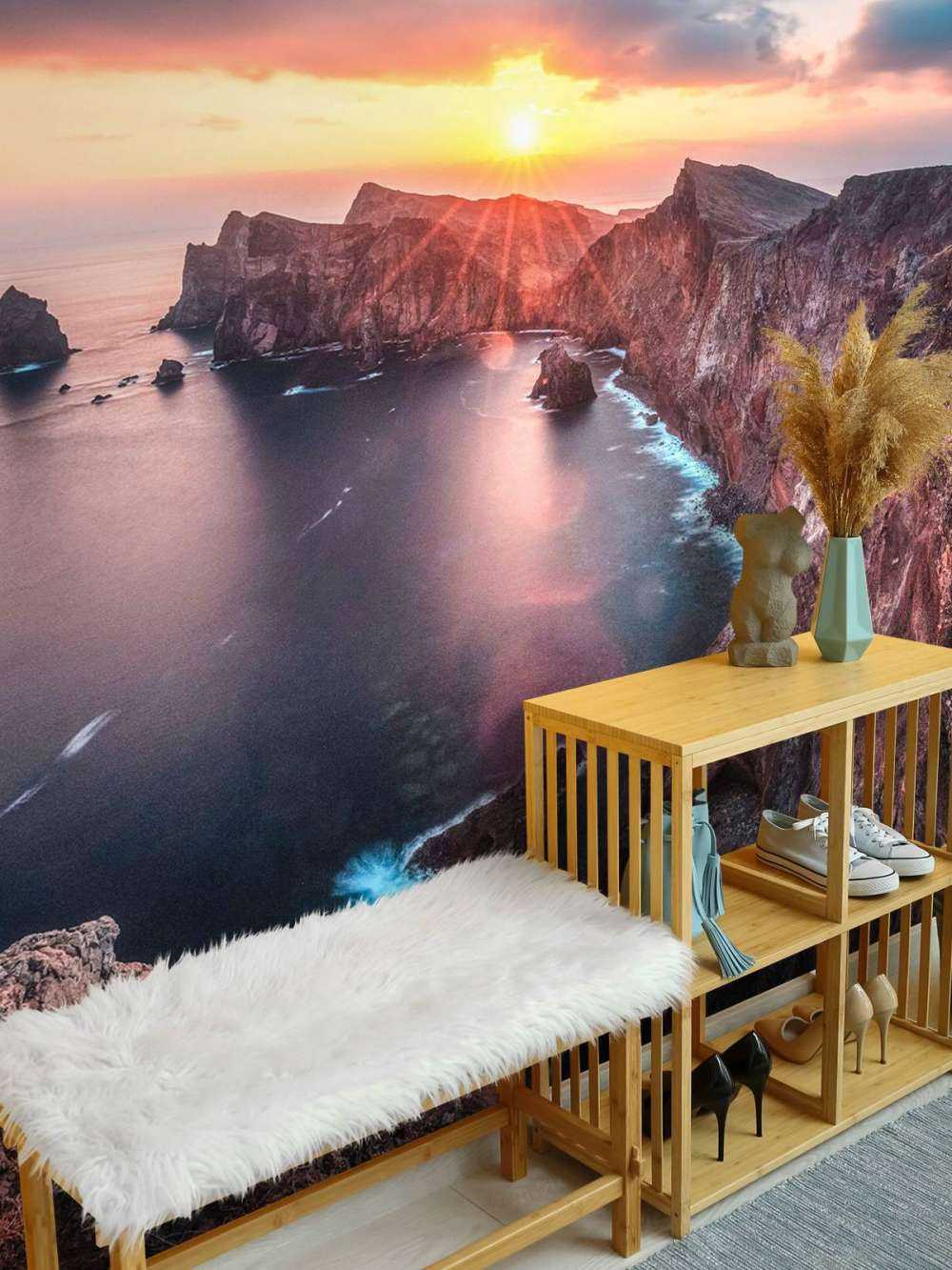 Coucher de soleil au-dessus de la côte rocheuse