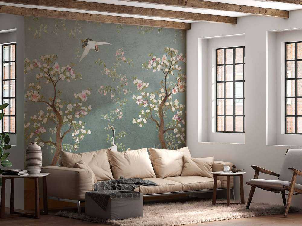 Arbres en fleurs avec des grues dans un jardin serein