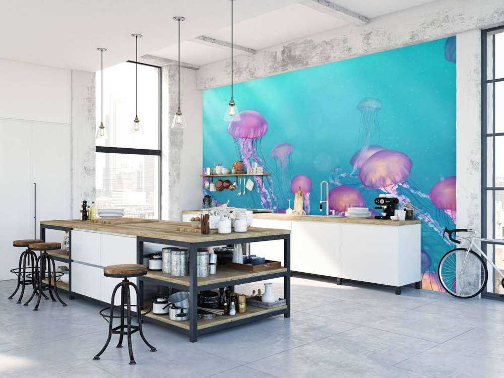 Méduse rose dans la mer bleue