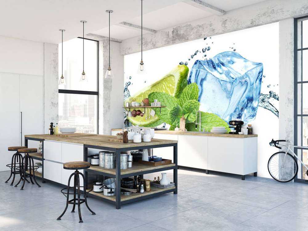 Éclaboussure de l'eau avec de la menthe et de la chaux