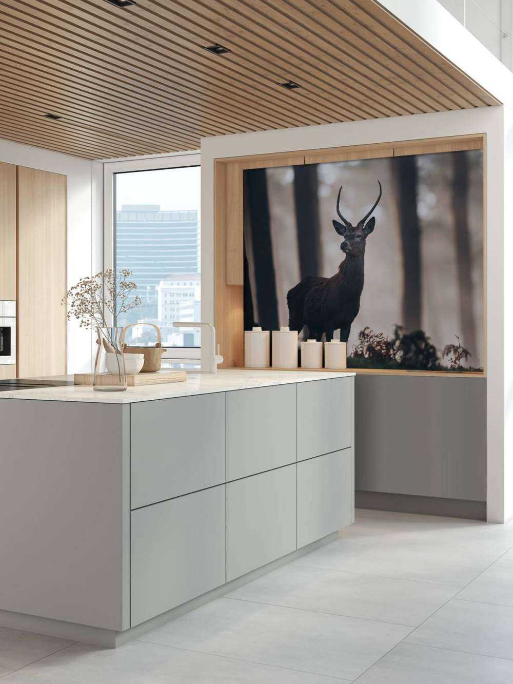 Cerf près des arbres