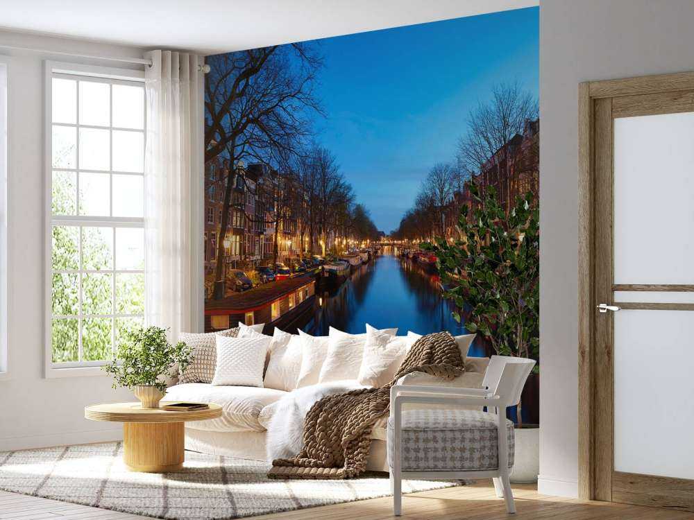 Bateaux fluviaux le long du canal illuminé