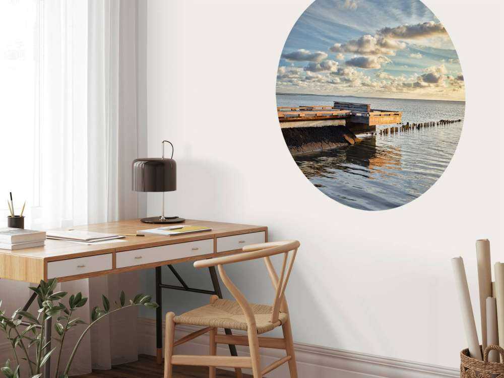 Jetée avec de beaux nuages