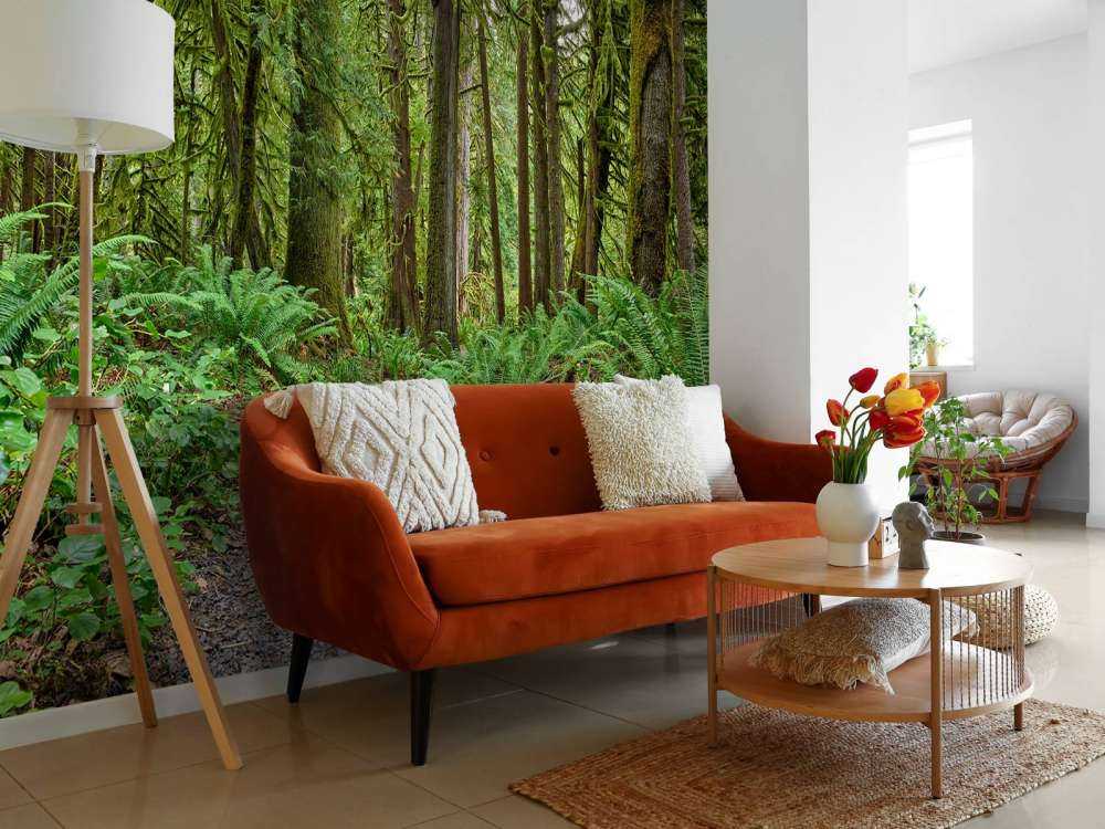 Sentier en pierres à travers la forêt