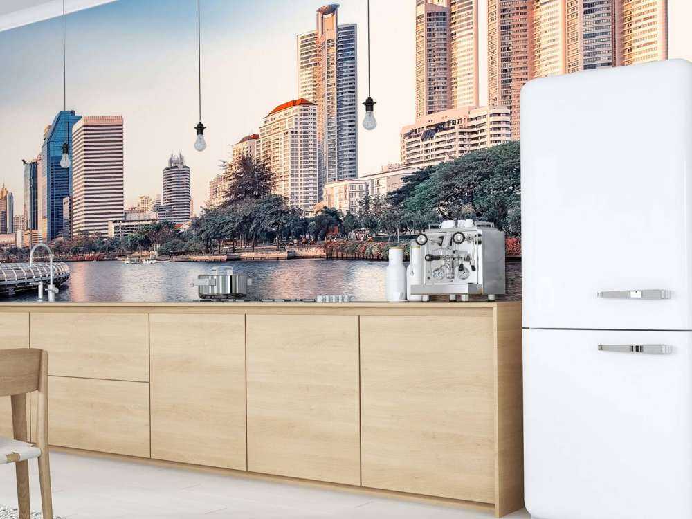 Fleurs au bord de l'eau de la ville