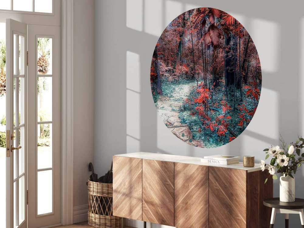 Chemin rouge sang à travers la forêt des rêves