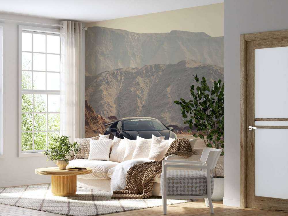 Supercar noire dans le désert