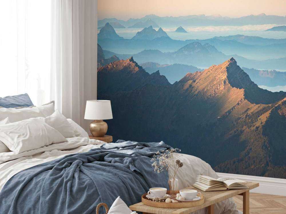 La montagne dans la brume du matin et la lumière du soleil