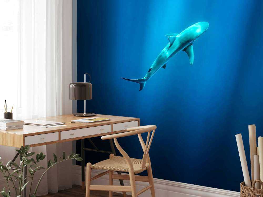 Haai dans la lumière bleue profonde de l'océan