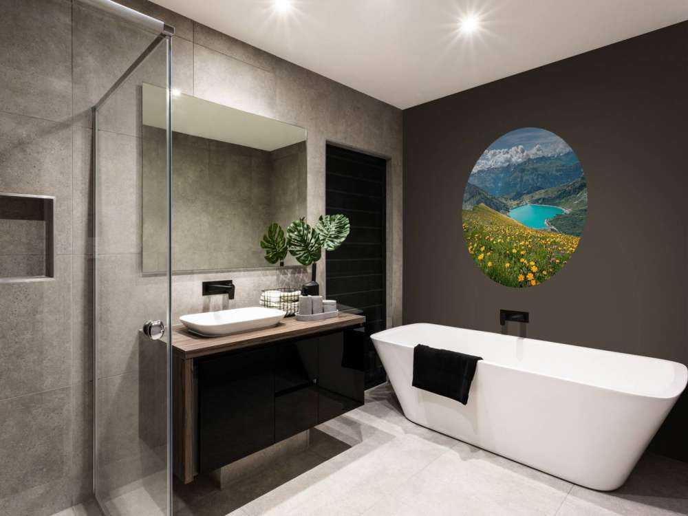 Champ de fleurs au-dessus d'un lac de montagne turquoise