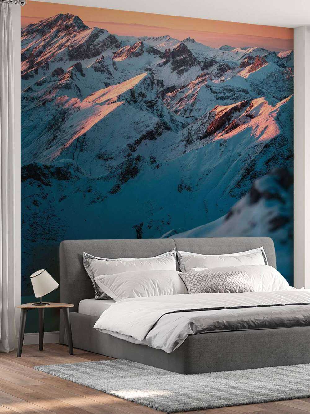 Montagnes de neige sous un ciel du matin rose