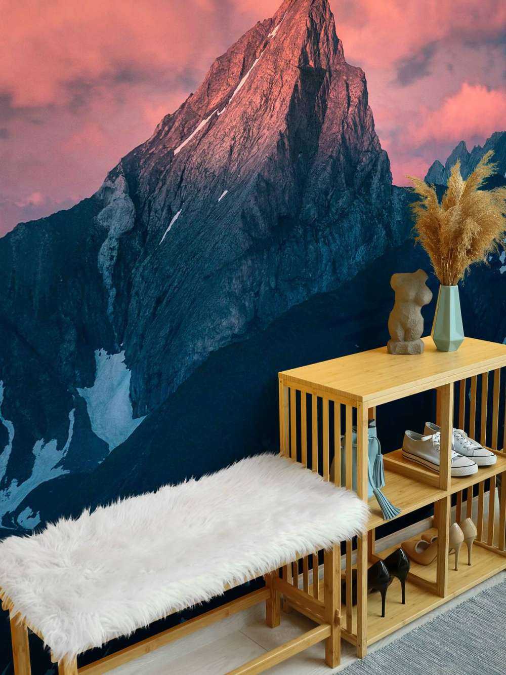 Cime de montagne dans la pénombre ardente