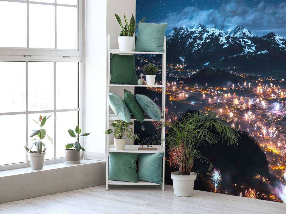 Lumière de feux d'artifice au-dessus du village alpin