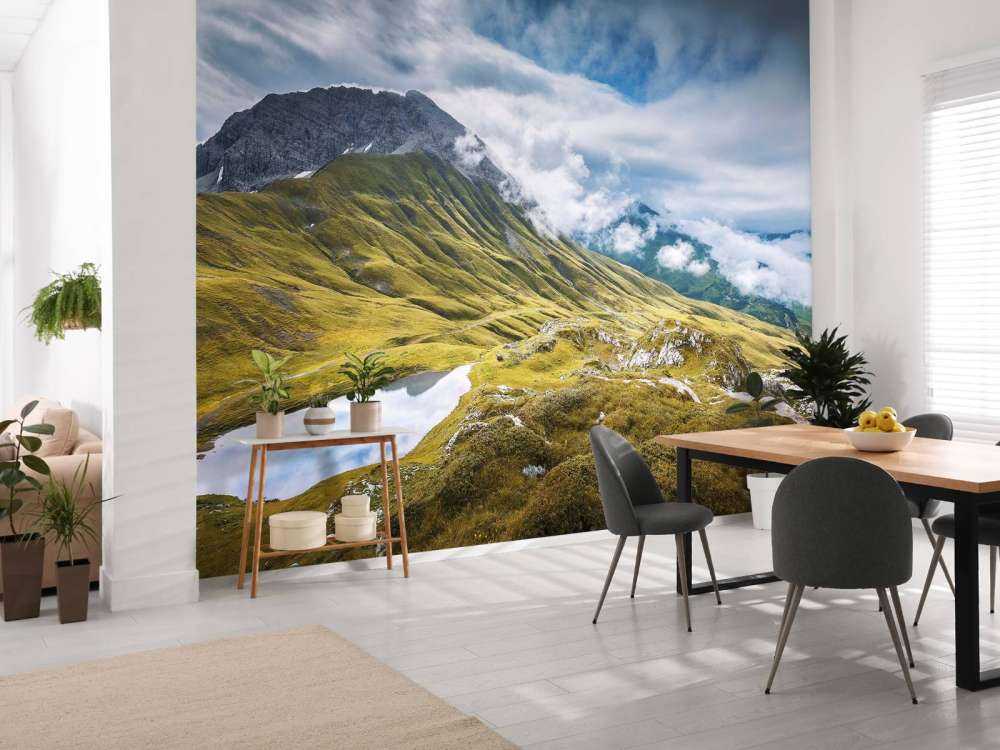 Paysage de montagne avec des nuages et un lac de montagne