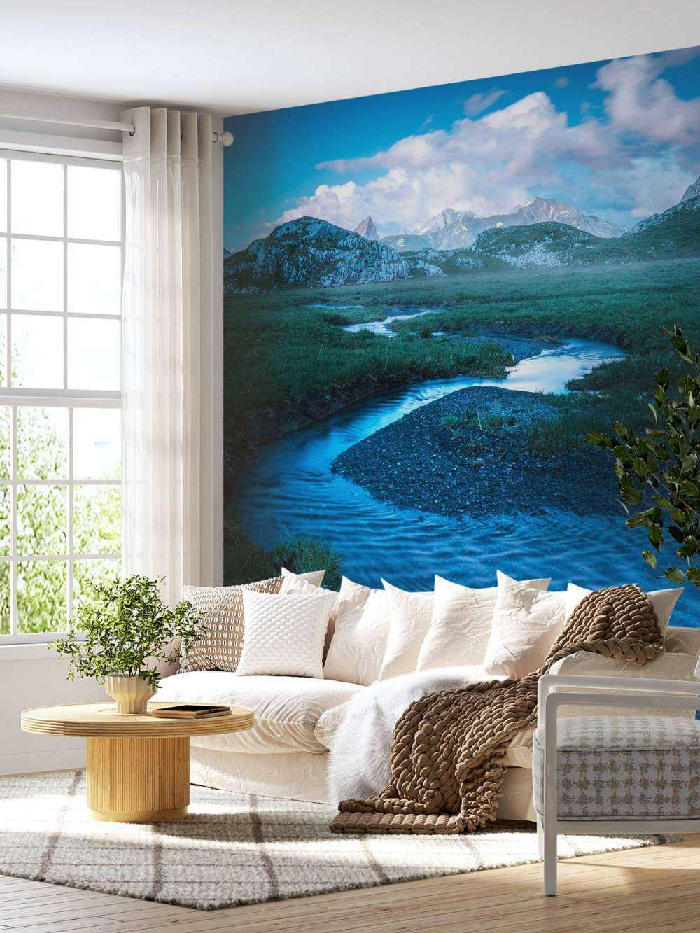 Ruisseau de montagne sous un ciel du soir bleu