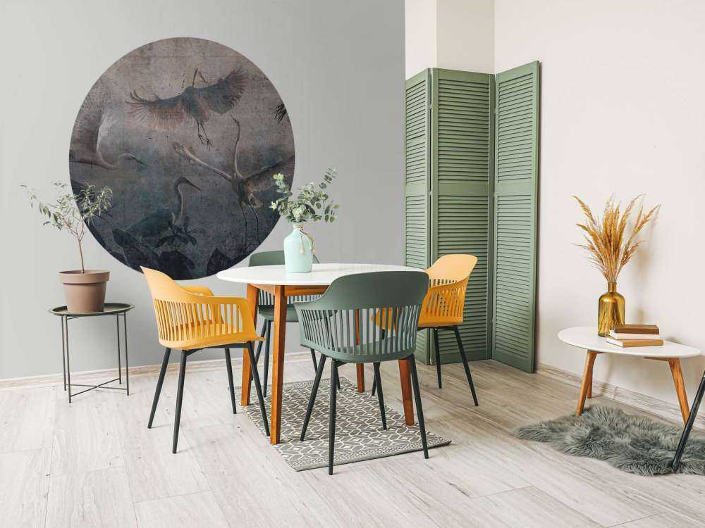 Hérons volants dans le bleu crépusculaire