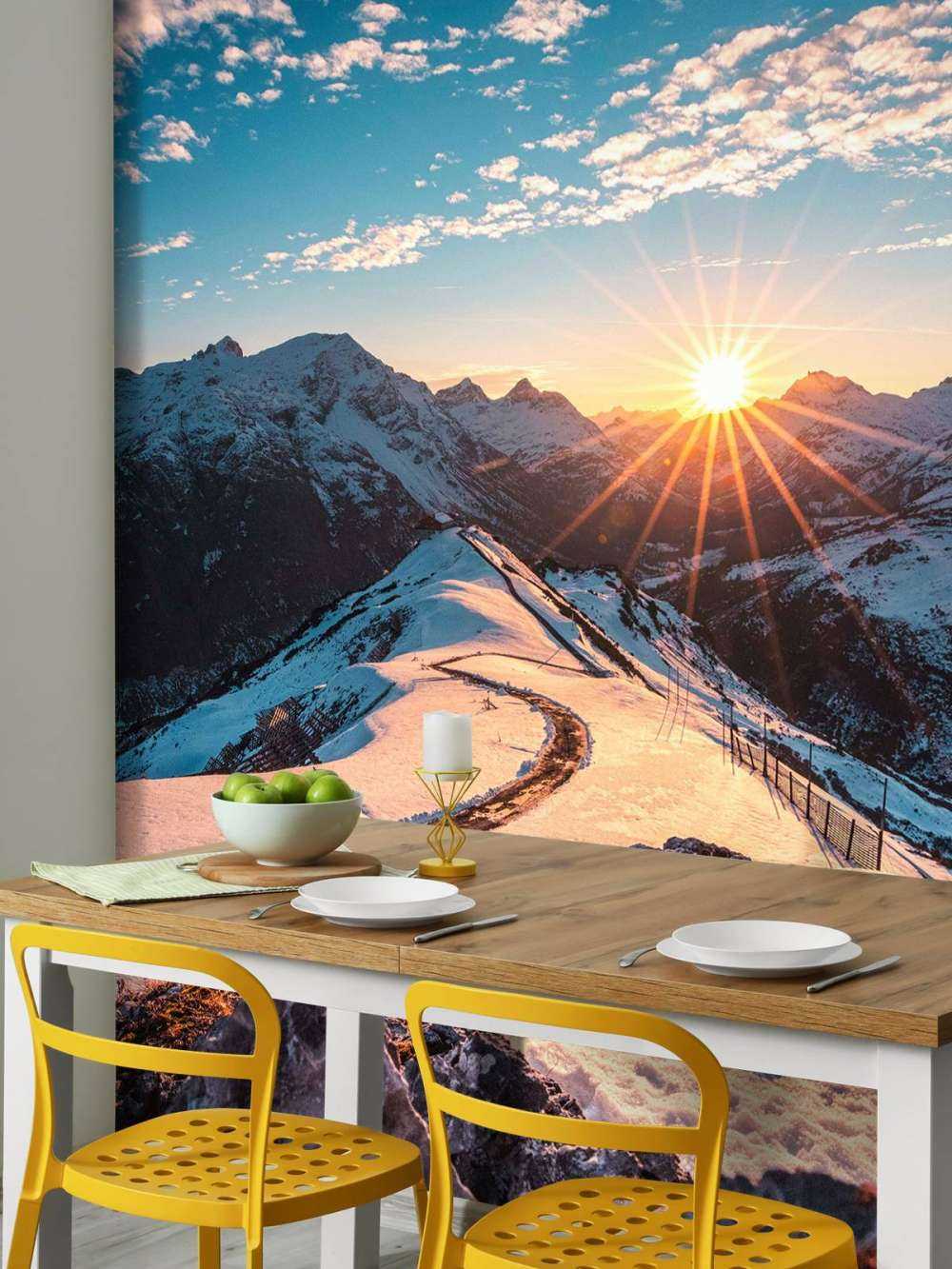 Sentier sinueux sous le soleil de montagne enneigée.