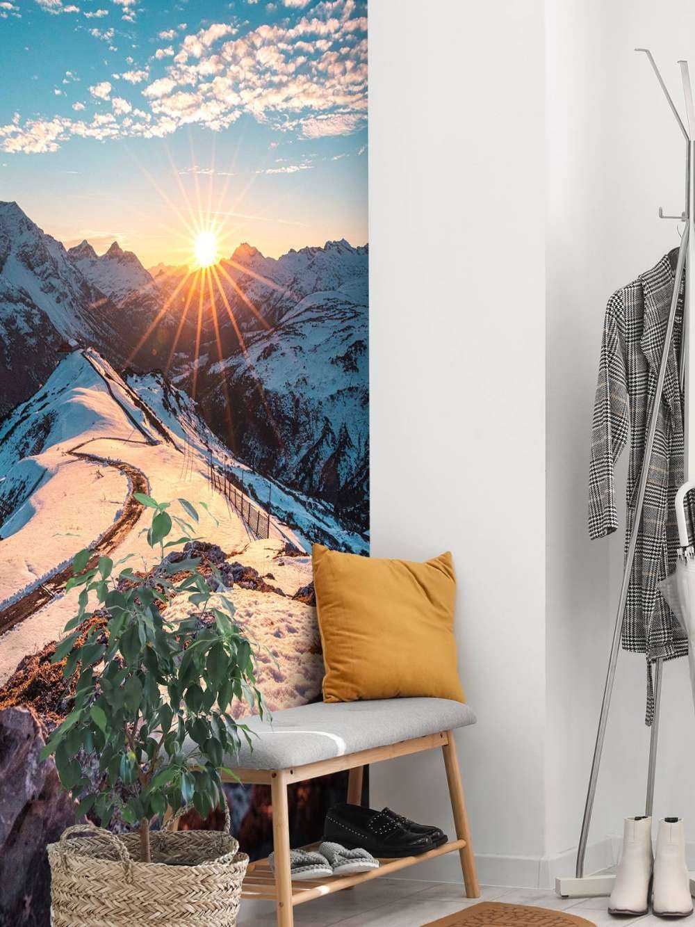 Sentier sinueux sous le soleil de montagne enneigée.