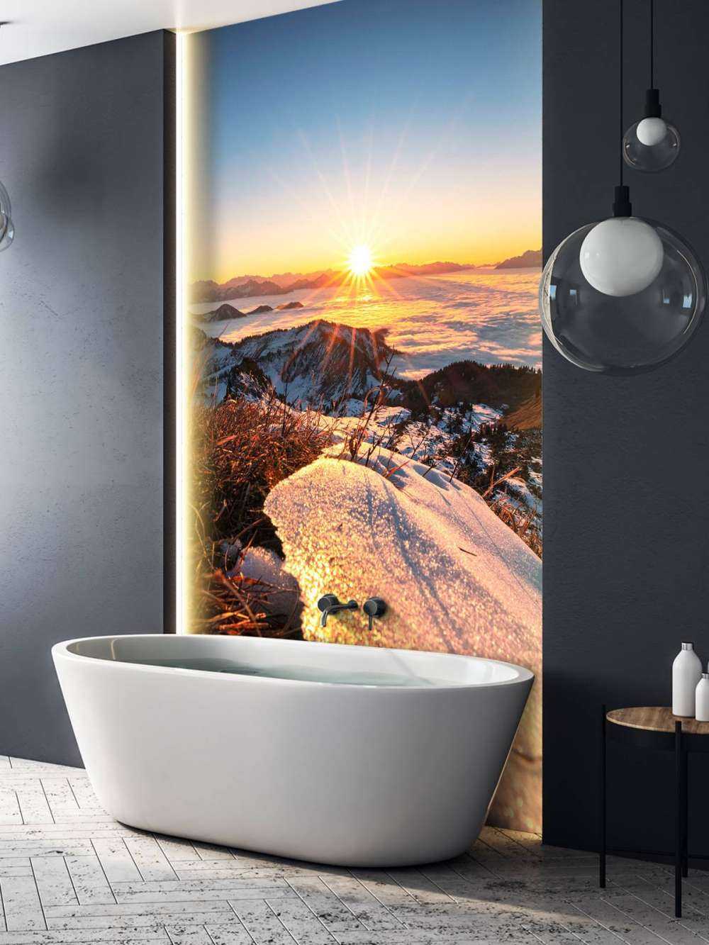 Le soleil du matin sur la prairie de montagne scintillante