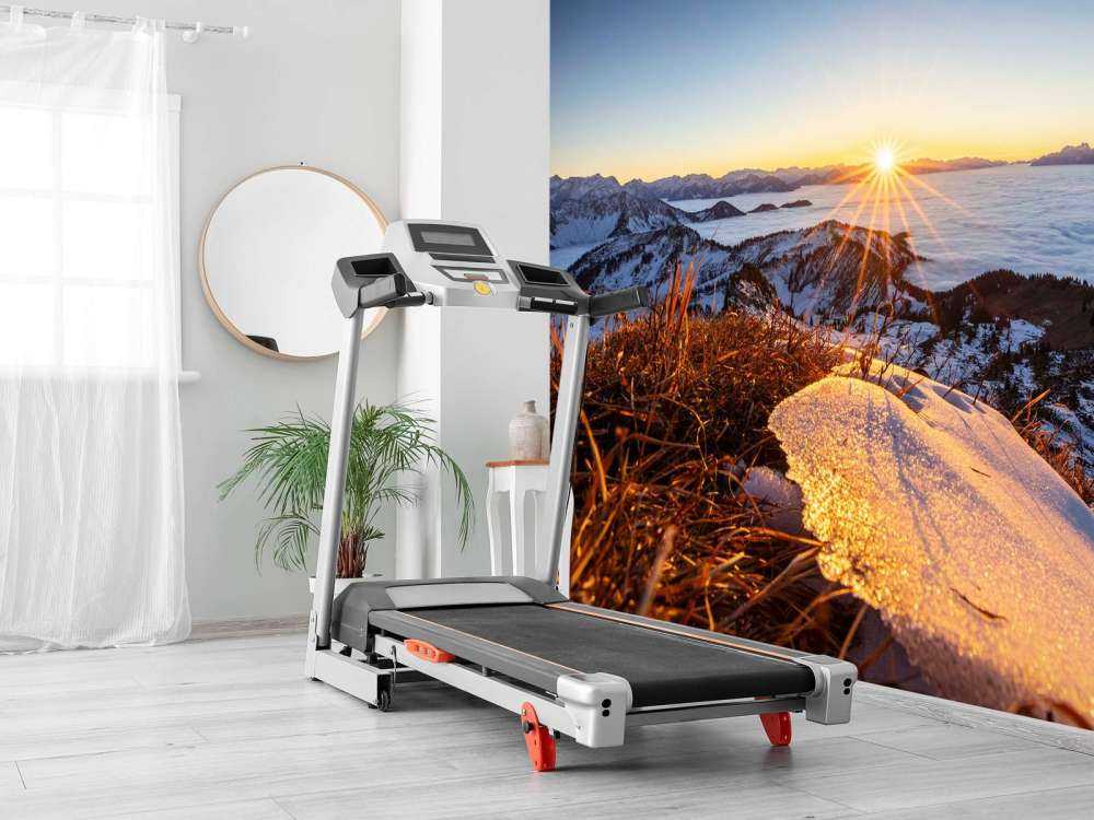 Lever de soleil au-dessus d'une prairie de montagne en hiver