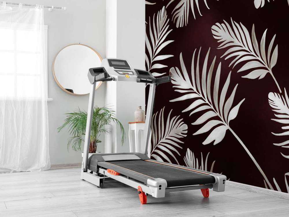 Feuilles dorées sur un bleu profond et sombre