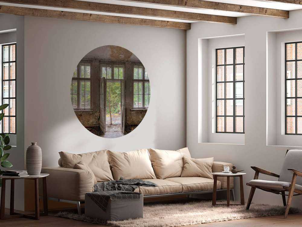 Chambre vieillie avec vue sur la forêt