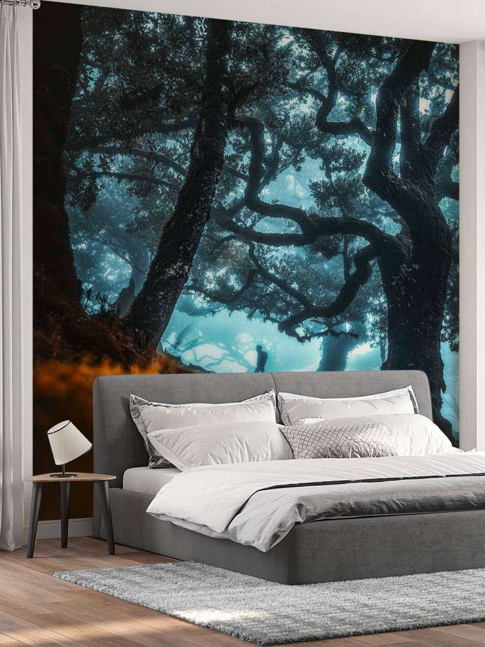 Silhouette mystique dans la forêt de brume.