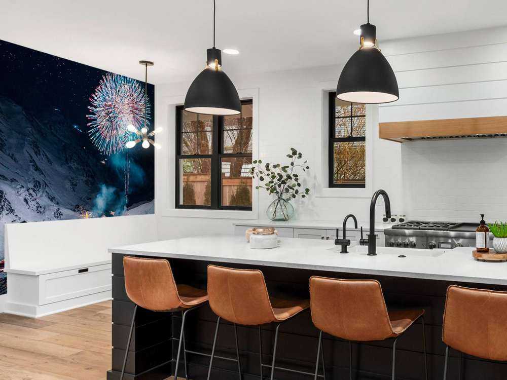 Feu d'artifice au-dessus d'un village de montagne en hiver