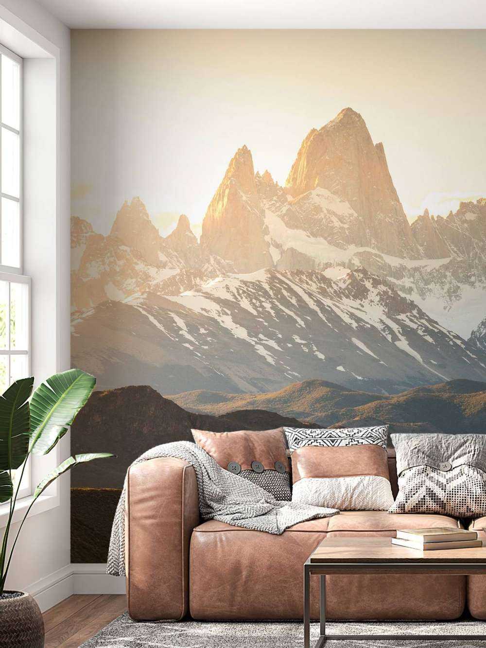 Lever de soleil doré dans la vallée de montagne