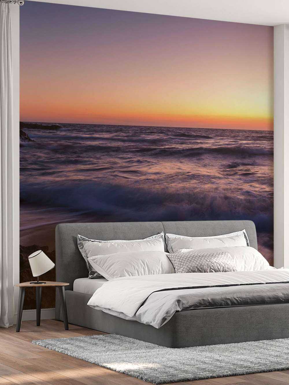 Lumière de lune sur des vagues violettes au coucher du soleil.