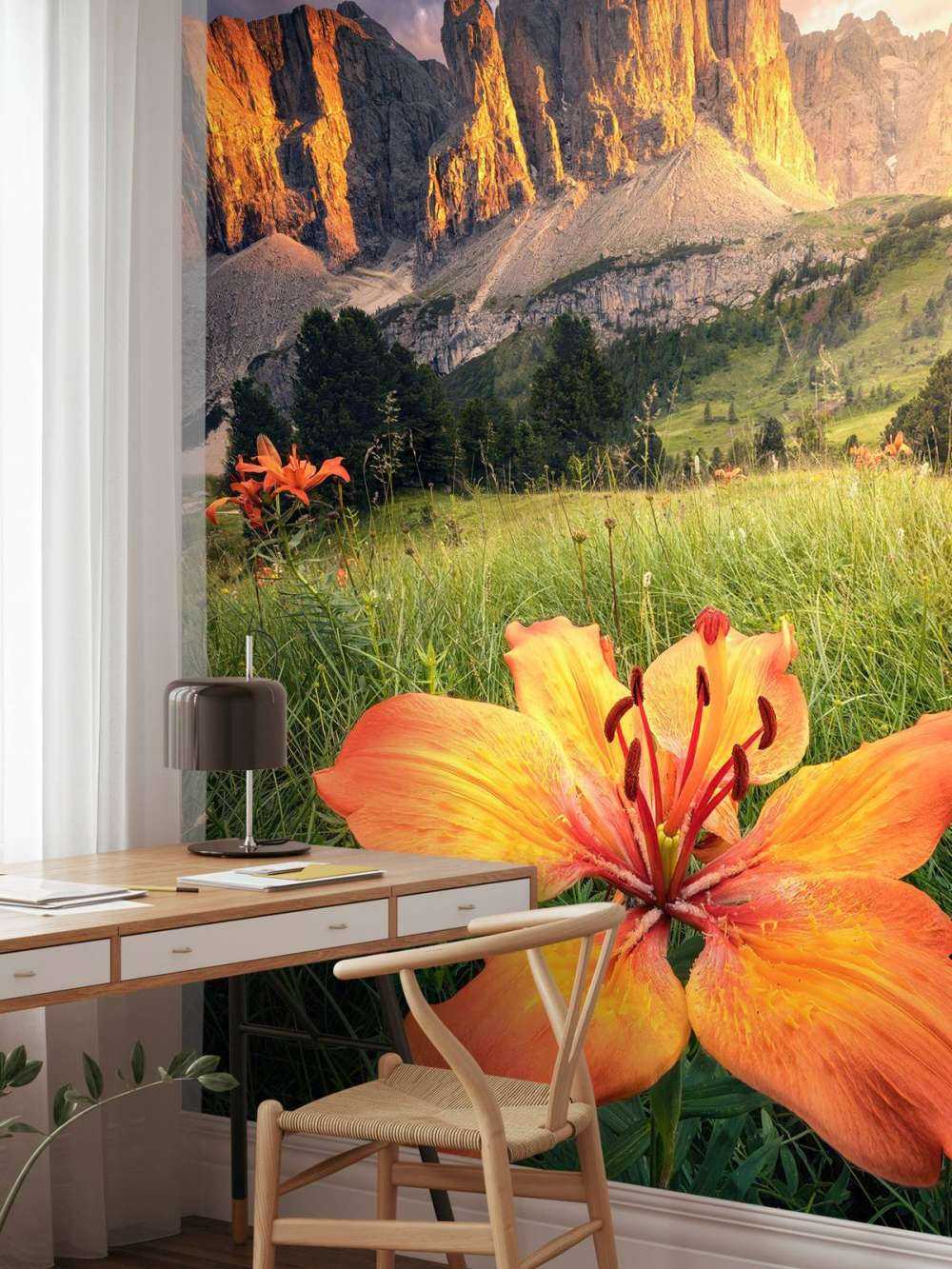 Paysage alpin ardent avec des lys