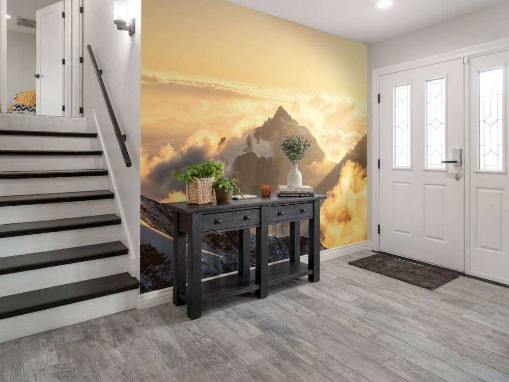 Lever de soleil au-dessus des nuages de montagne