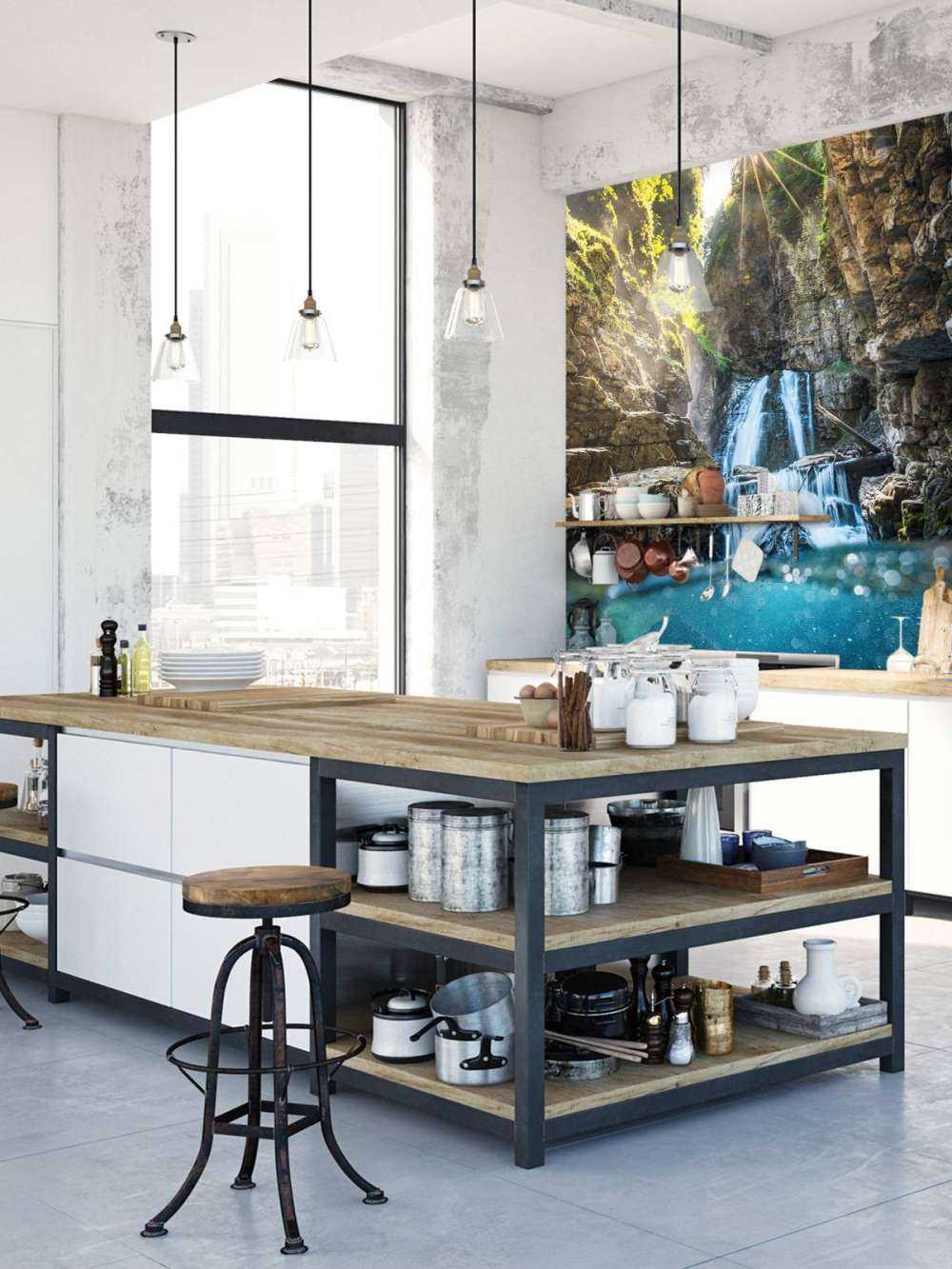 Lumière du soleil sur la cascade de montagne