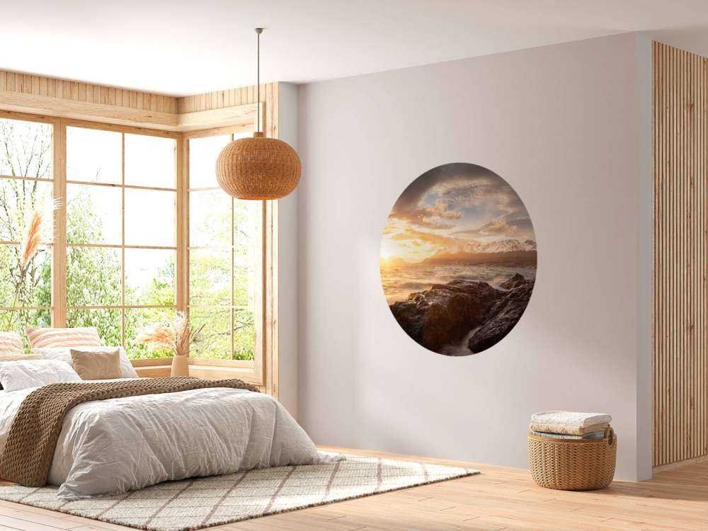 Coucher de soleil doré sur la côte montagneuse