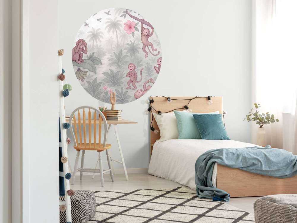 Singes espiègles dans la jungle.