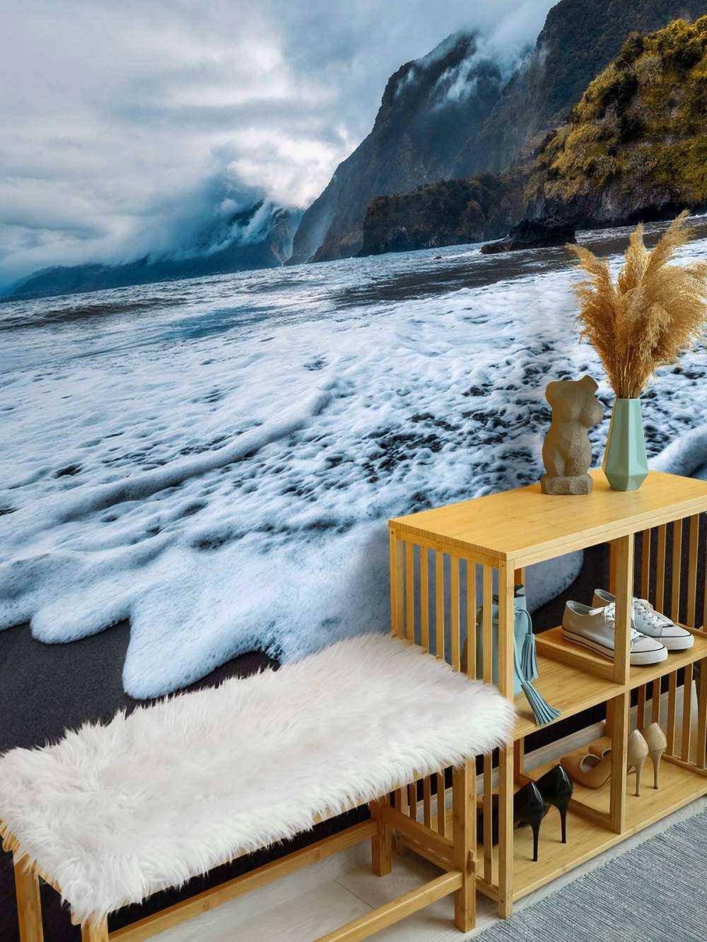 Côte dramatique avec des falaises brumeuses