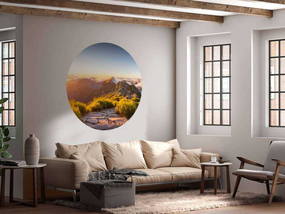 Lever de soleil au-dessus d'un sentier de montagne et des nuages.