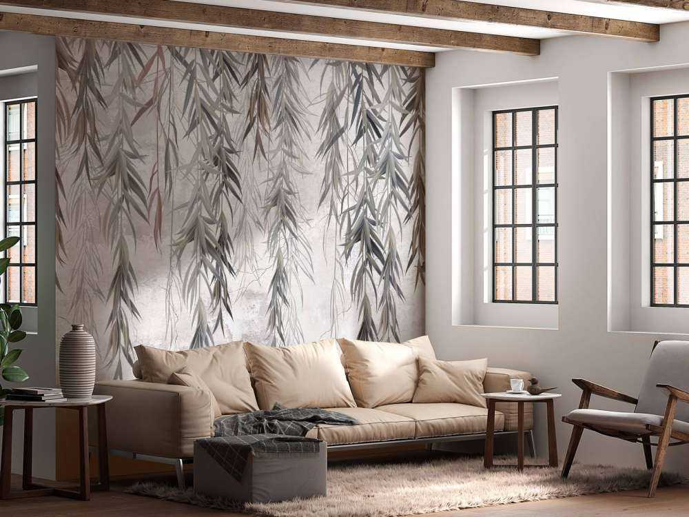 Branches suspendues sur un mur en béton