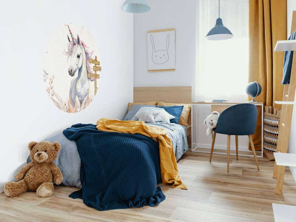 Bébé licorne avec des plantes taupe