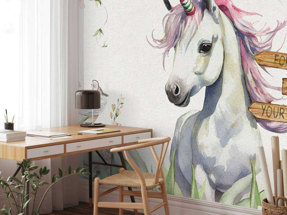 Bébé licorne avec plantes