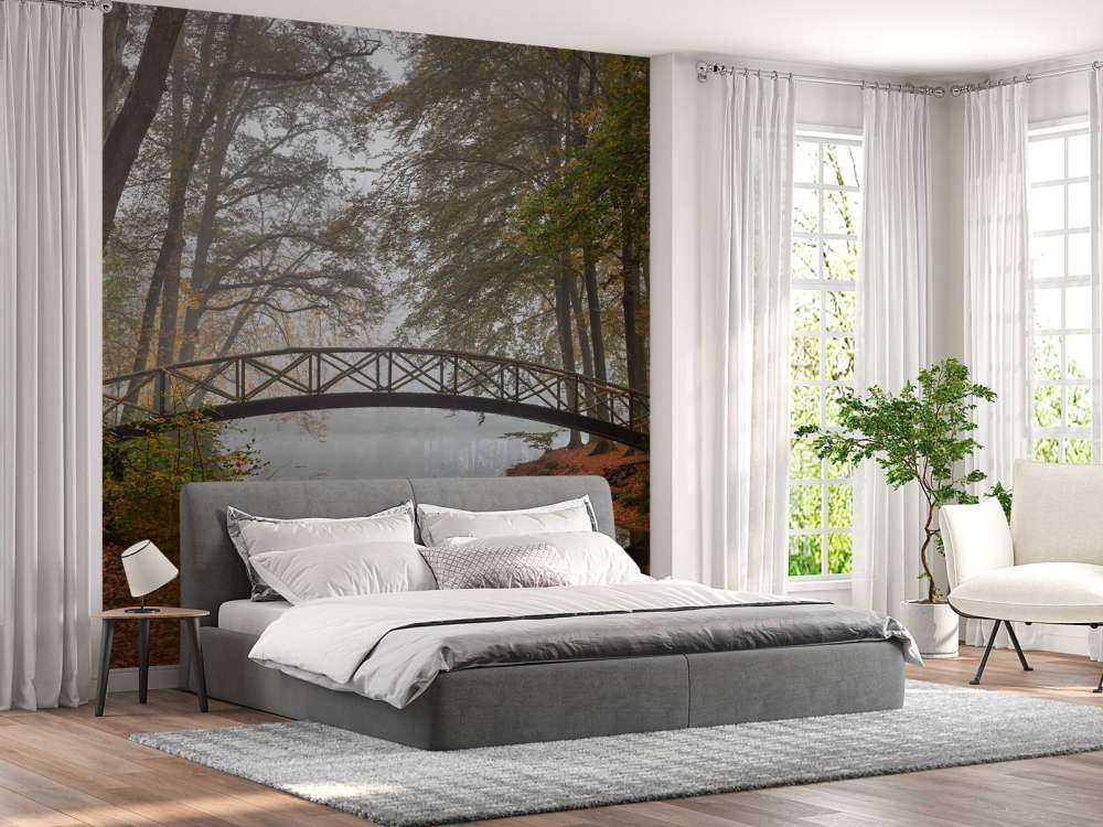 Petit pont entre les arbres