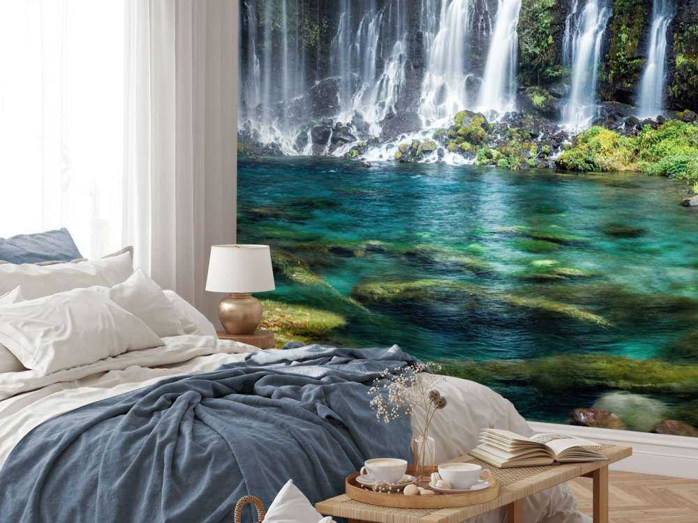 Panorama de cascade avec de l'eau bleue turquoise