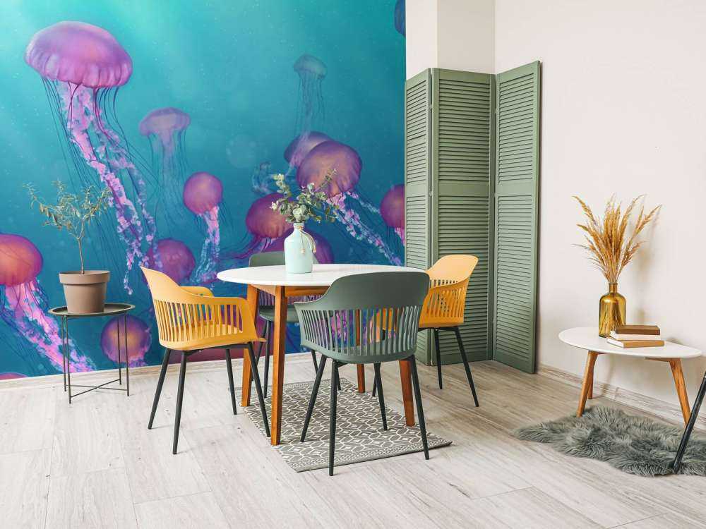 Méduse rose dans la mer bleue